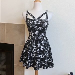 FOREVER 21 BEAUTIFUL FLORAL DRESS